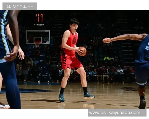 杨瀚森低位要球展现绝佳手感流畅勾手轻松得分开启比赛首分